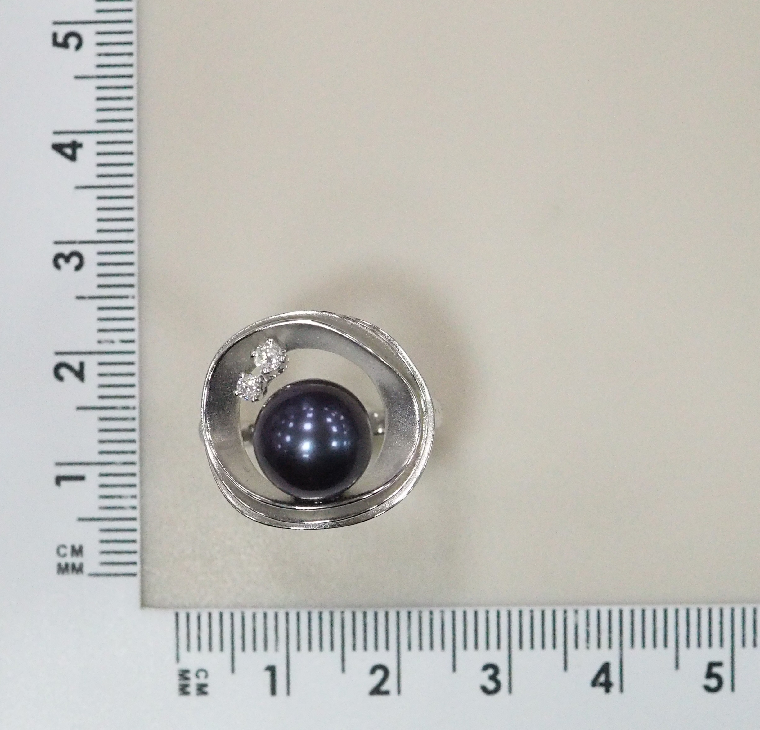 Кольцо из белого золота с черным жемчугом